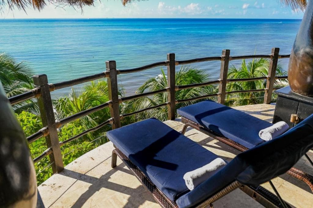 El Taj Oceanfront and Beachside Condo Hotel