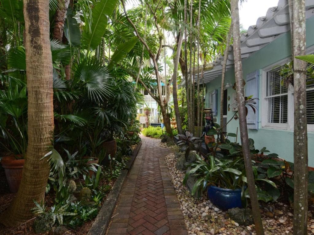 Pineapple Point Guesthouse & Resort - Gay Men's Resort