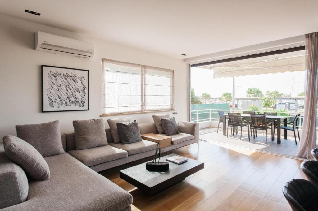 2 Level Beachfront Luxury Apt by the Olon