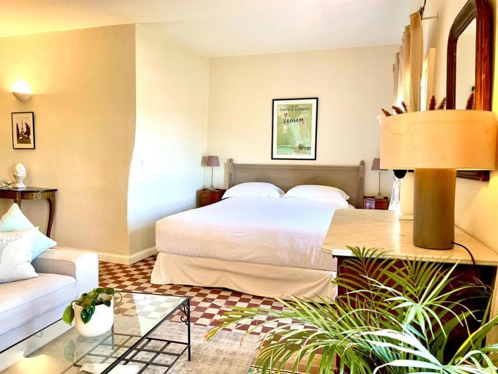 Cinq & Sept LGBT Resort for men