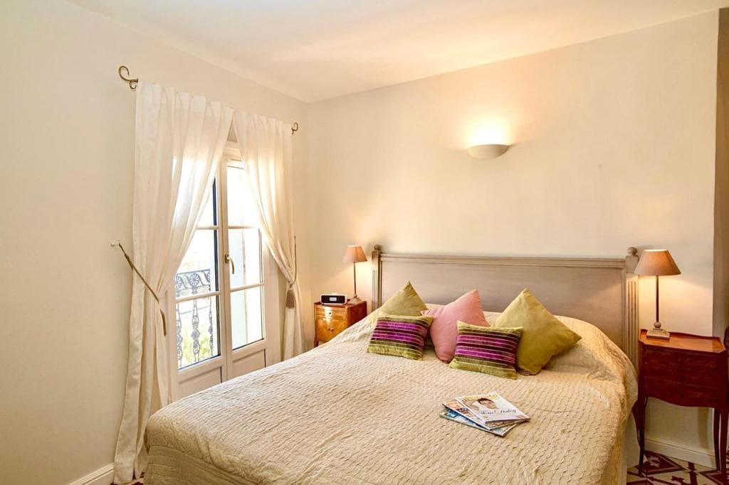 Cinq & Sept LGBT Resort for men