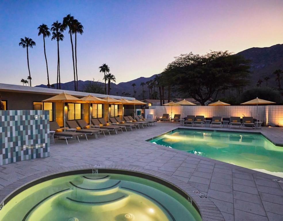 Twin Palms Resort - A Gay Men's Resort