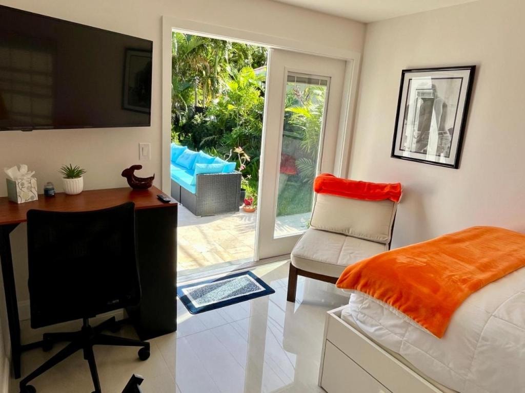 POOLSIDE MANOR - Men Only Clothing-Optional, Fort Lauderdale, Wilton Manors