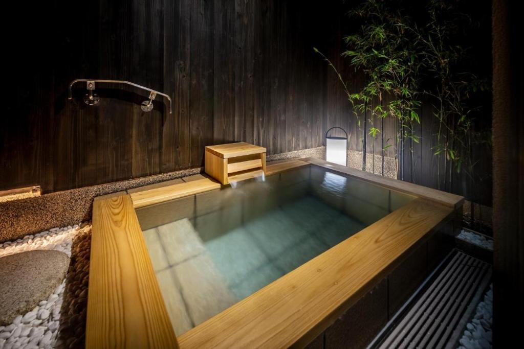 Nazuna Kyoto Tsubaki St.