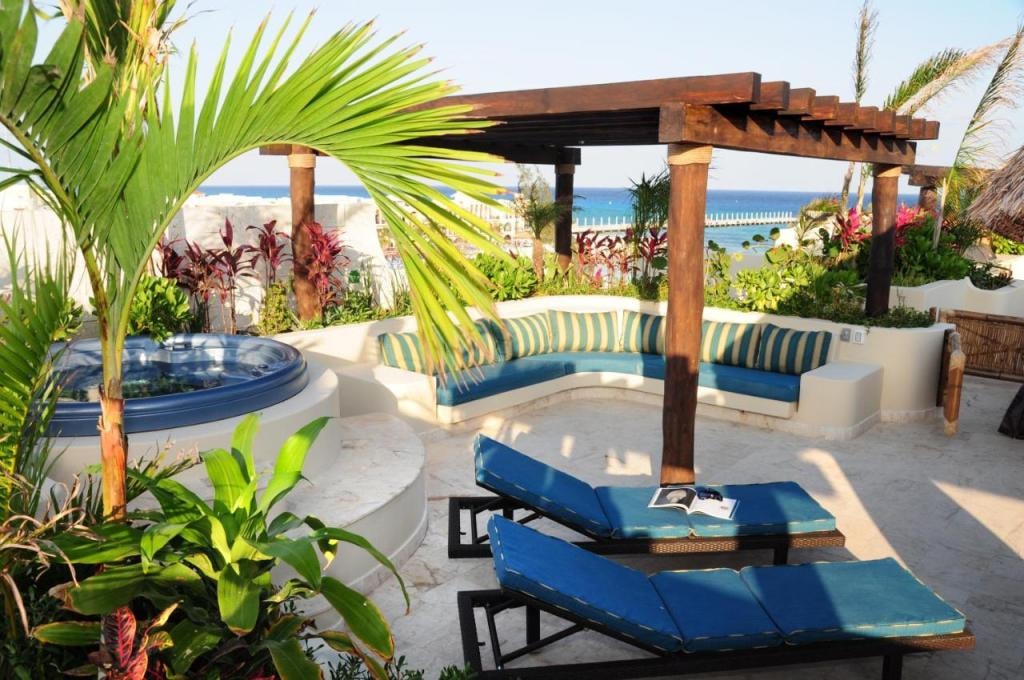 El Taj Oceanfront and Beachside Condo Hotel