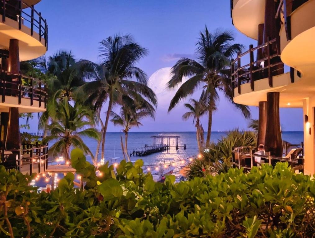 El Taj Oceanfront and Beachside Condo Hotel
