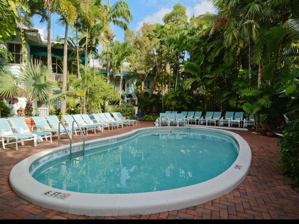 Pineapple Point Guesthouse & Resort - Gay Men's Resort