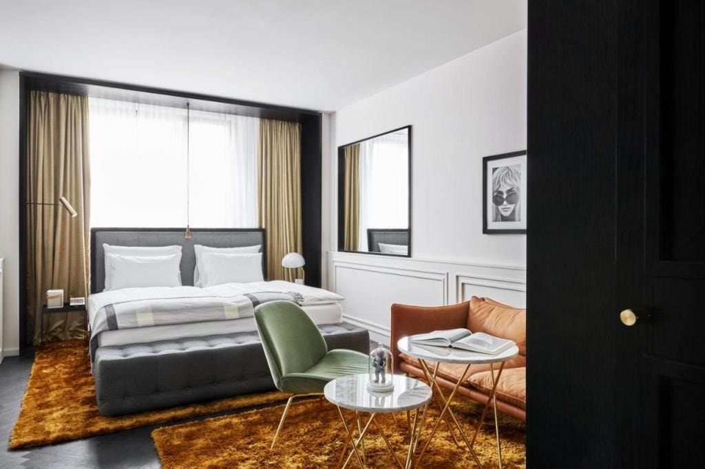 Roomers Munich, Autograph Collection