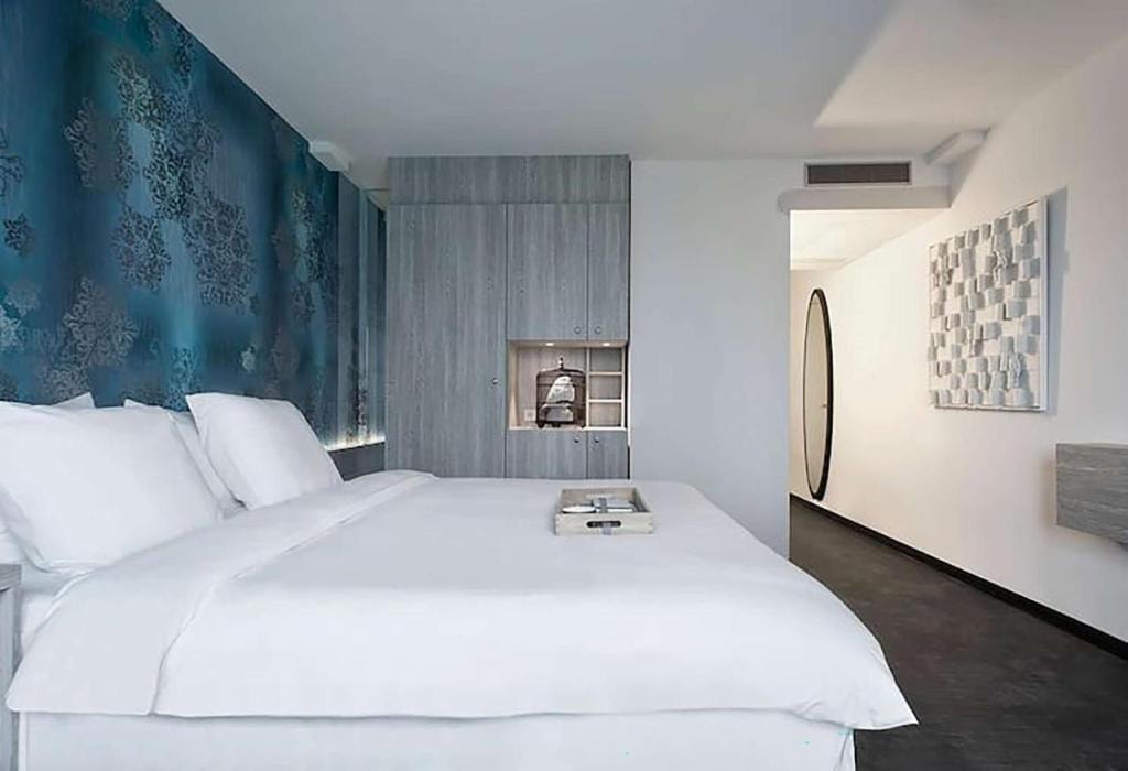 Mainport Hotel Rotterdam, Curio Collection by Hilton