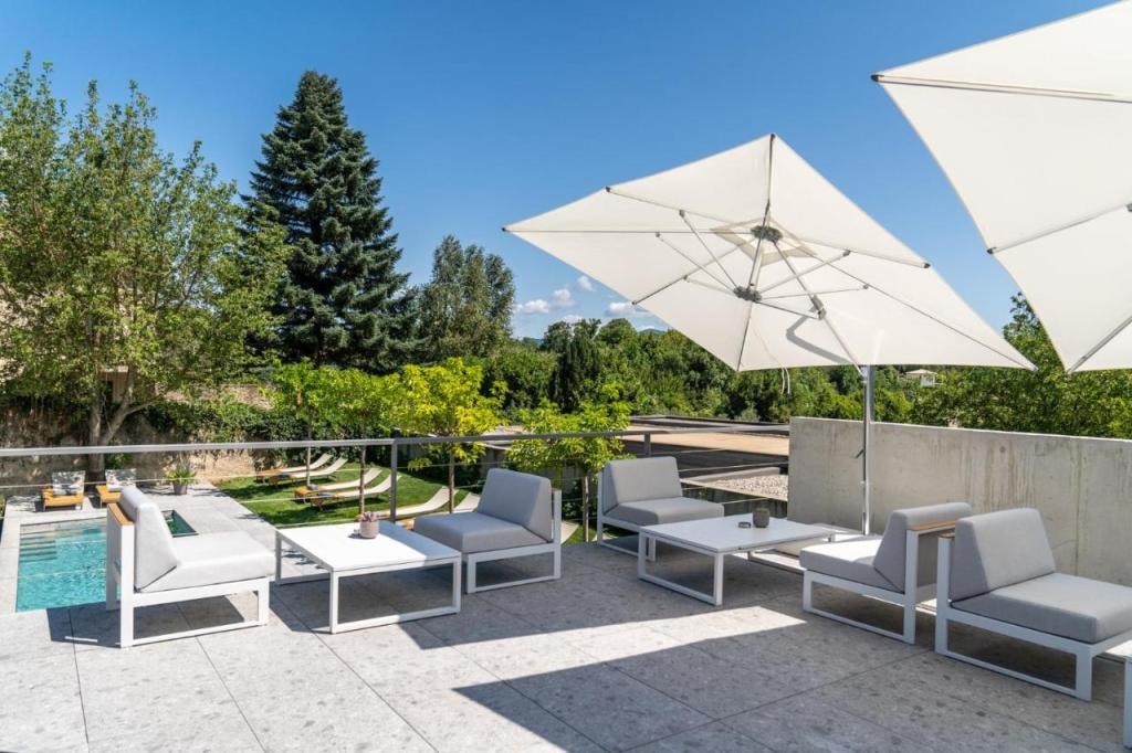Le Pavillon M, Piscine et Spa au pied du château, Petit-Déjeuner inclus, Parking privé, Grignan