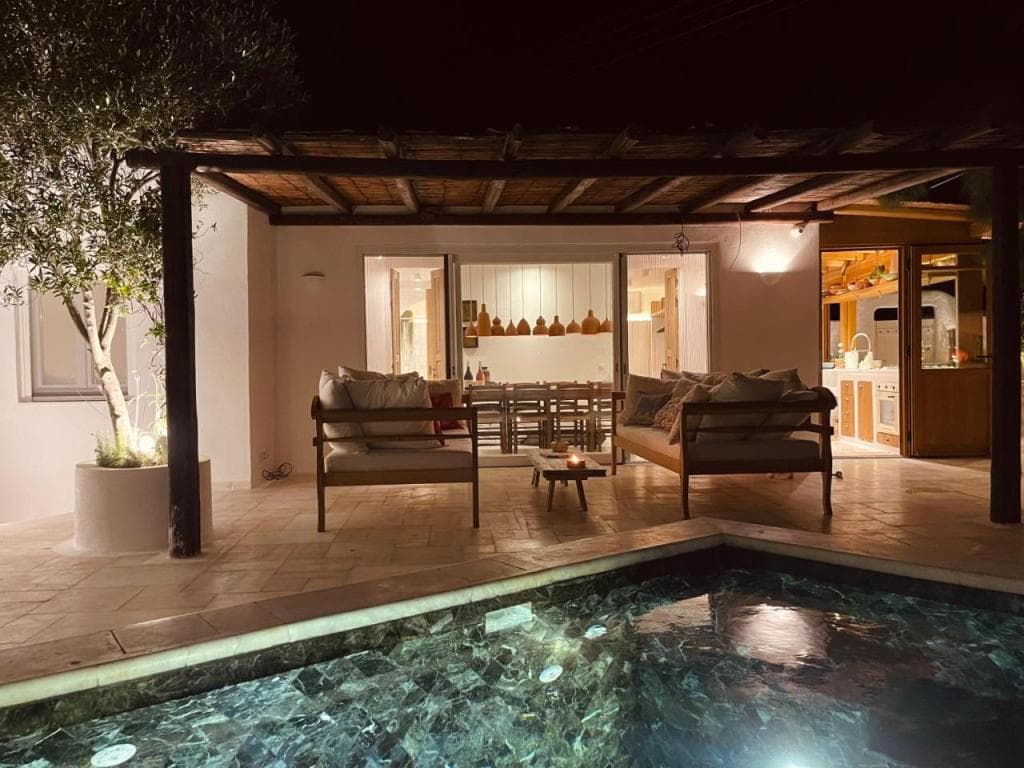 ROMEO AND JULIO SUMMER HOUSE